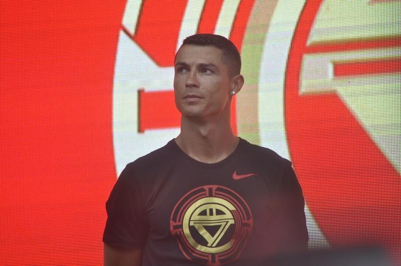 C罗在世界杯预选赛中被红牌罚下
 
11月14日， 葡萄牙国家队前锋克里斯蒂亚诺