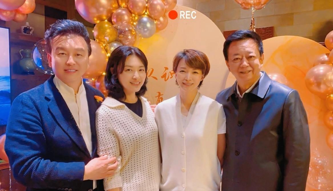 央视四大主持人张泽群、周涛、朱军和董卿难得聚首，素颜出镜的董卿仍然展现出她的知性