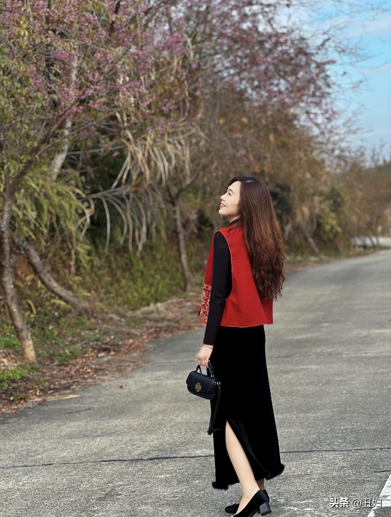 如何保持中年女性的优雅和魅力?内在上，情绪稳定至关重要。年轻时遇事易急，现在见多