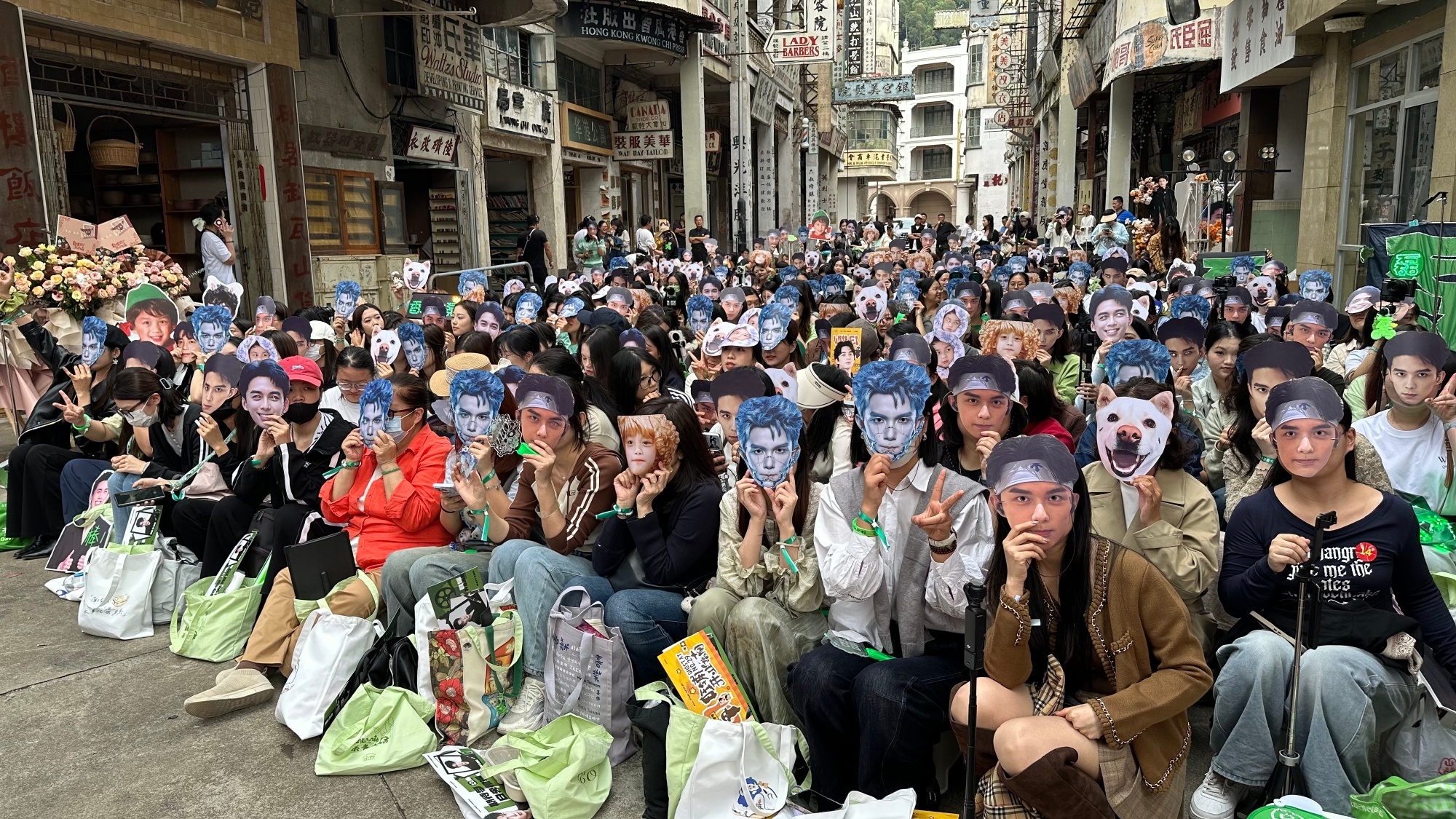 吴磊杀青完看见一大群吴磊真的会有人无论在哪个年龄段，都会反复爱上吴磊 ​​​