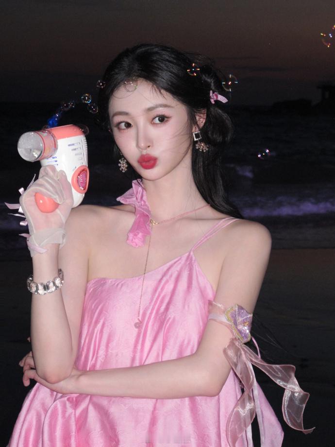 周洁琼好高清的一张脸周洁琼说绮君期待再见周洁琼美得没话说，五官精致又亮眼！新剧《