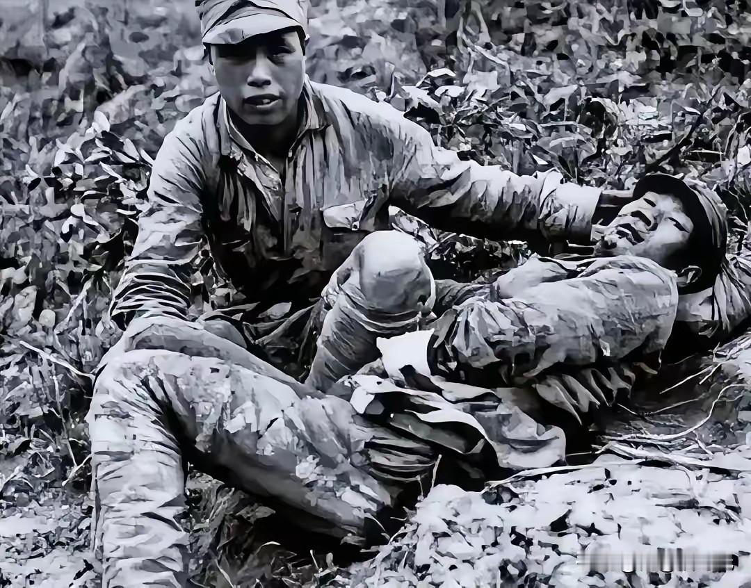 1951年战场上，两个背饭桶的志愿军伙夫，突然看到一架美军直升机降落眼前，他们会
