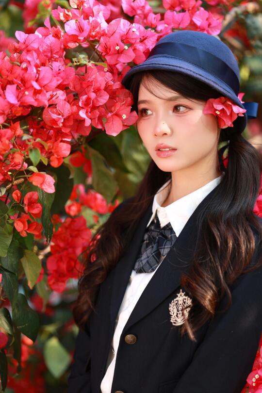 她好像住在粉红色的花里💕