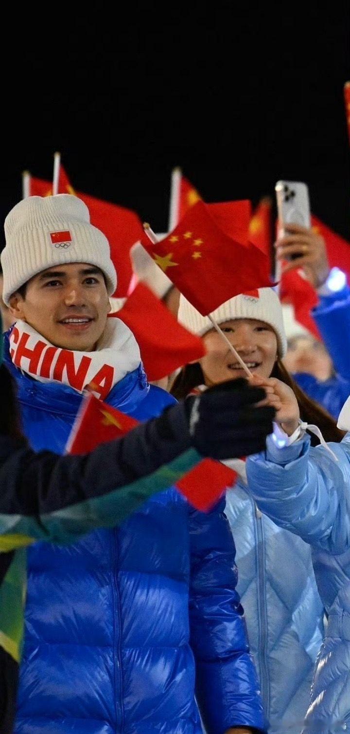 开幕式的刘少昂穿李宁太好看了， 米兰冬奥会开幕式中国队入场！期待冬奥会短道速滑 