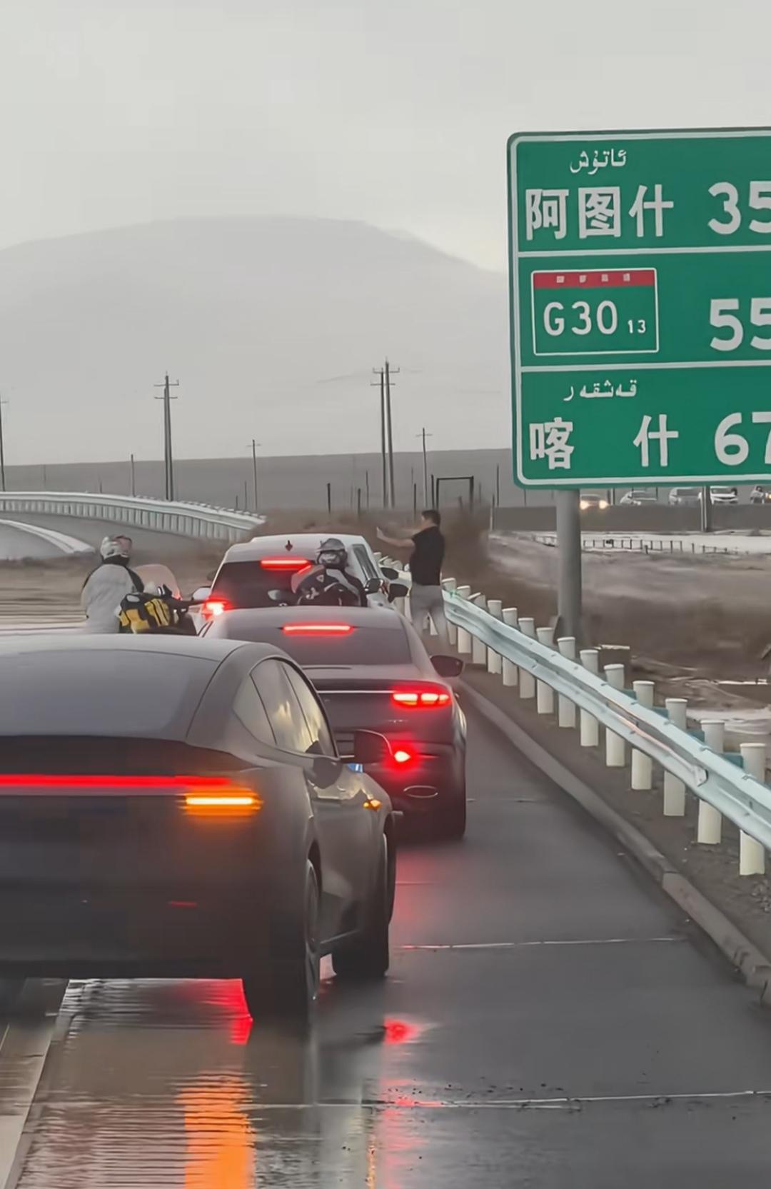 新疆阿图什到喀什的道路有洪水经过，很多司机下车打卡这种百年难遇的奇景！

昨天还