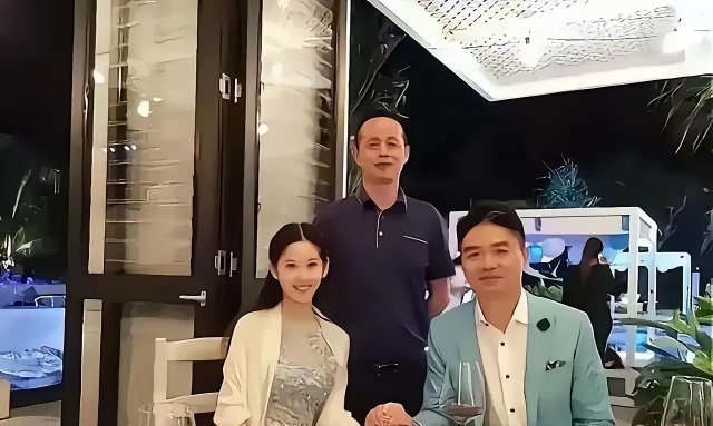 别再说章泽天高攀了！看完刘强东和章泽天一家吃饭的照片，我悟了 