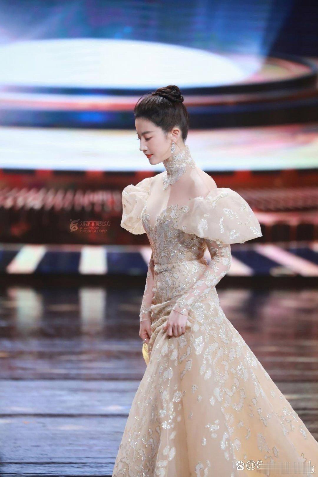 刘亦菲这颜值简直仙女下凡，美得让人瞬间窒息！ 