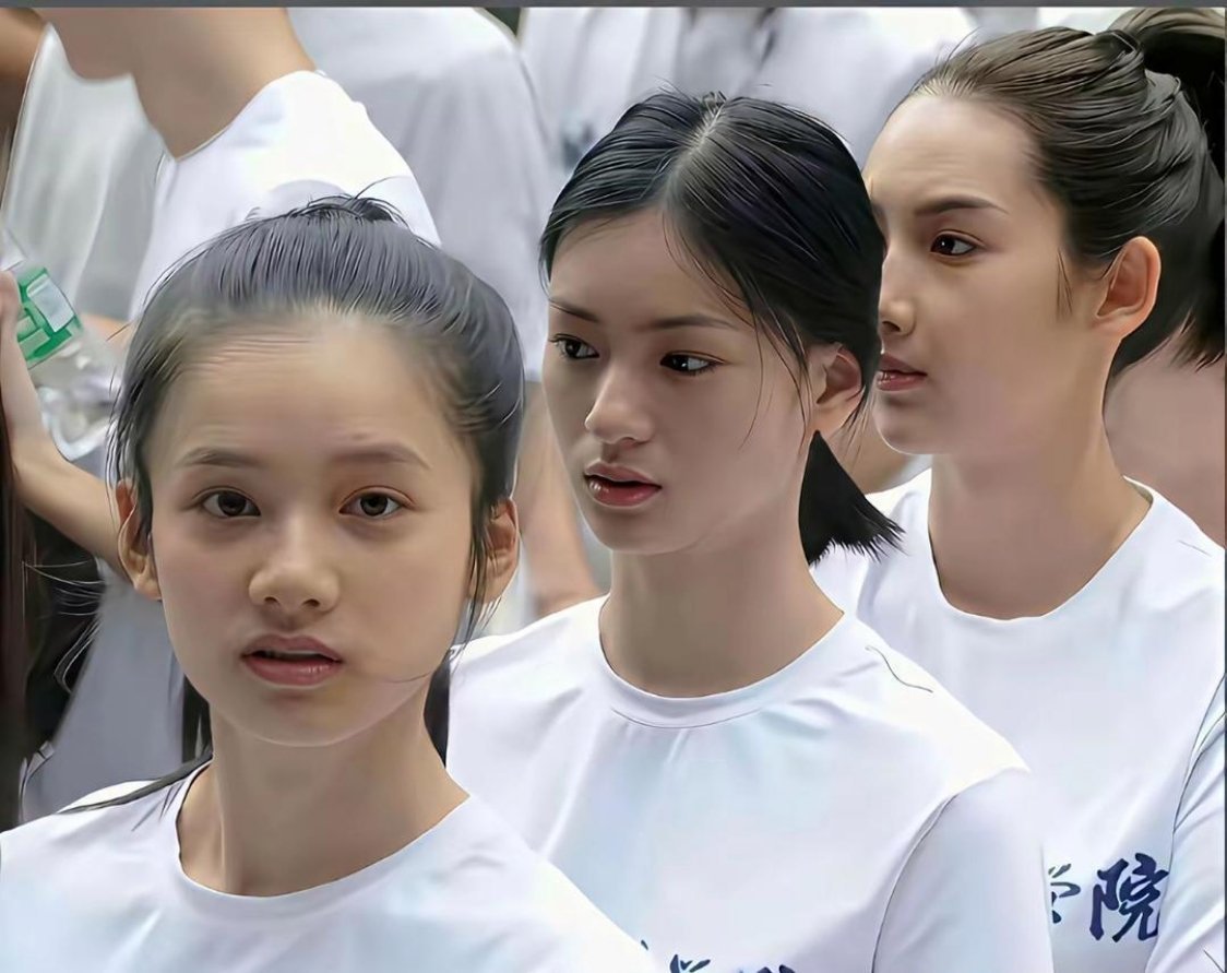 这张图好让人意外张婧仪和邱天居然是同一个班的？邱天居然是电影学院的？我一直以为她