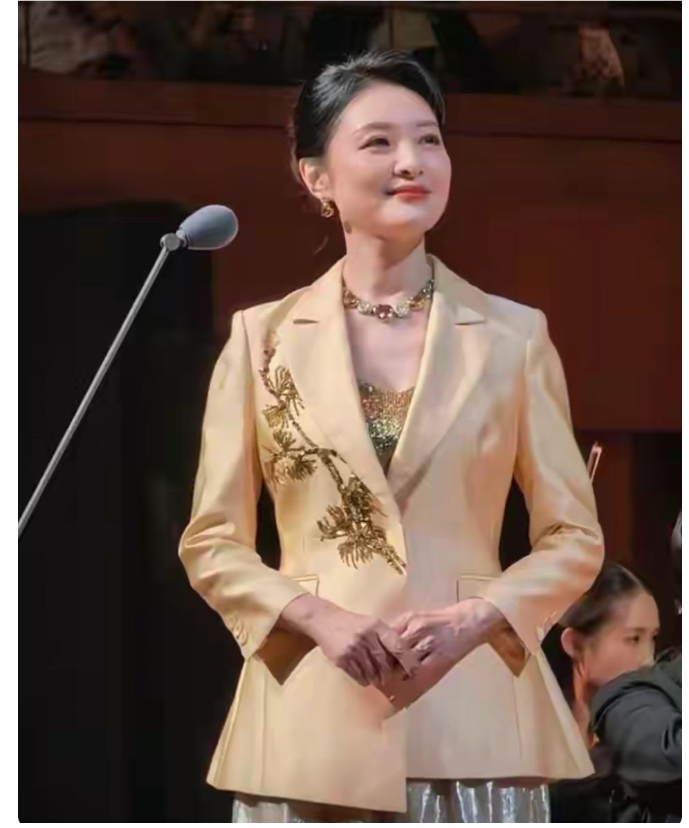 作者加速成长计划周涛国家大剧院诗朗诵，穿着浅黄色刺绣西装，配简约盘发，化着清新脱