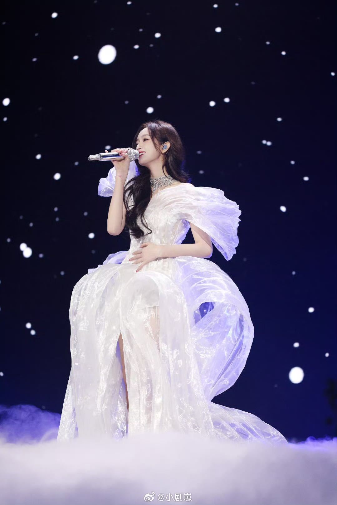 吴宣仪成都抢票 吴宣仪成都演出抢票开始咯！好想快点看到宣仪姐姐在舞台上发光发热呀