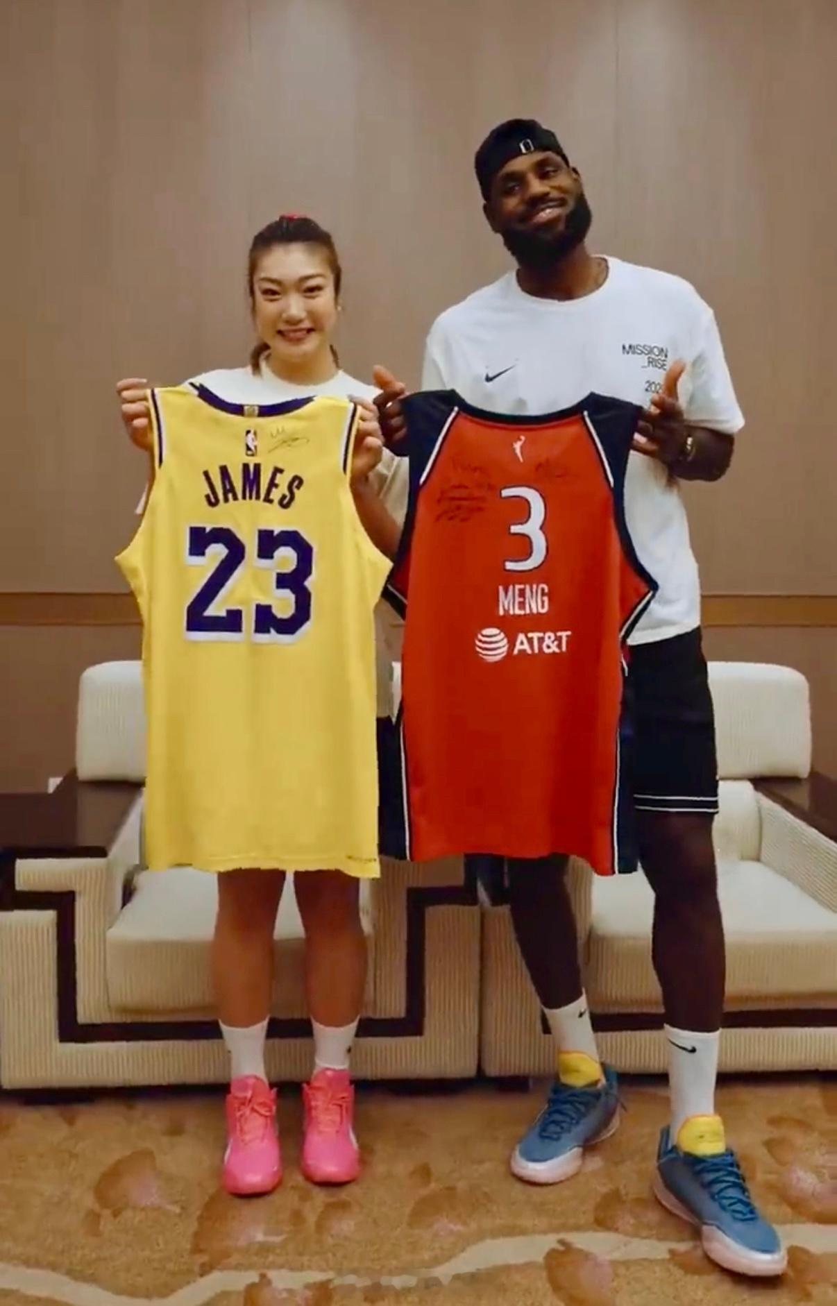 李梦与詹姆斯呼唤球衣 李梦追星偶像詹姆斯圆梦了WNBA[超话] ​​​