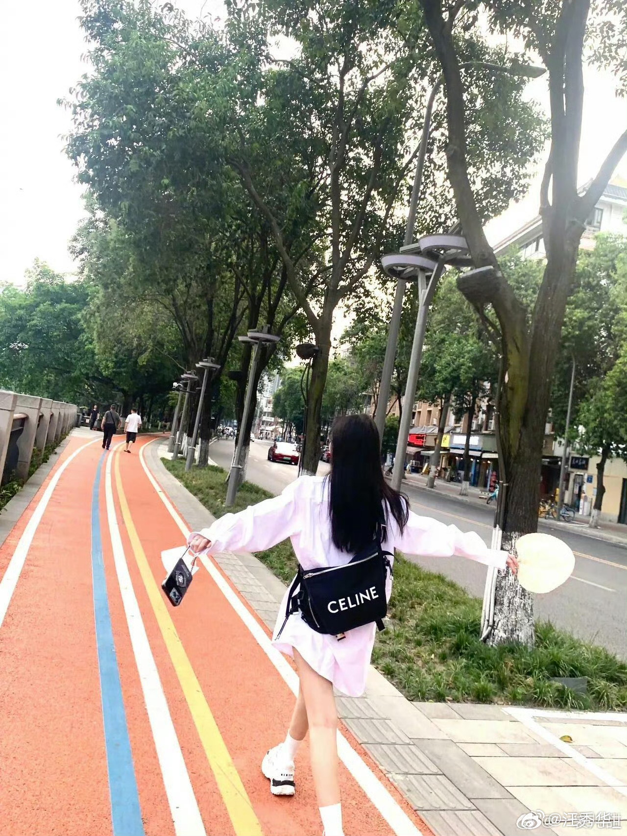 被鞠婧祎的背影硬控15秒 谁懂啊！鞠婧祎这背影真的自带小说女主滤镜，清冷又矜贵，