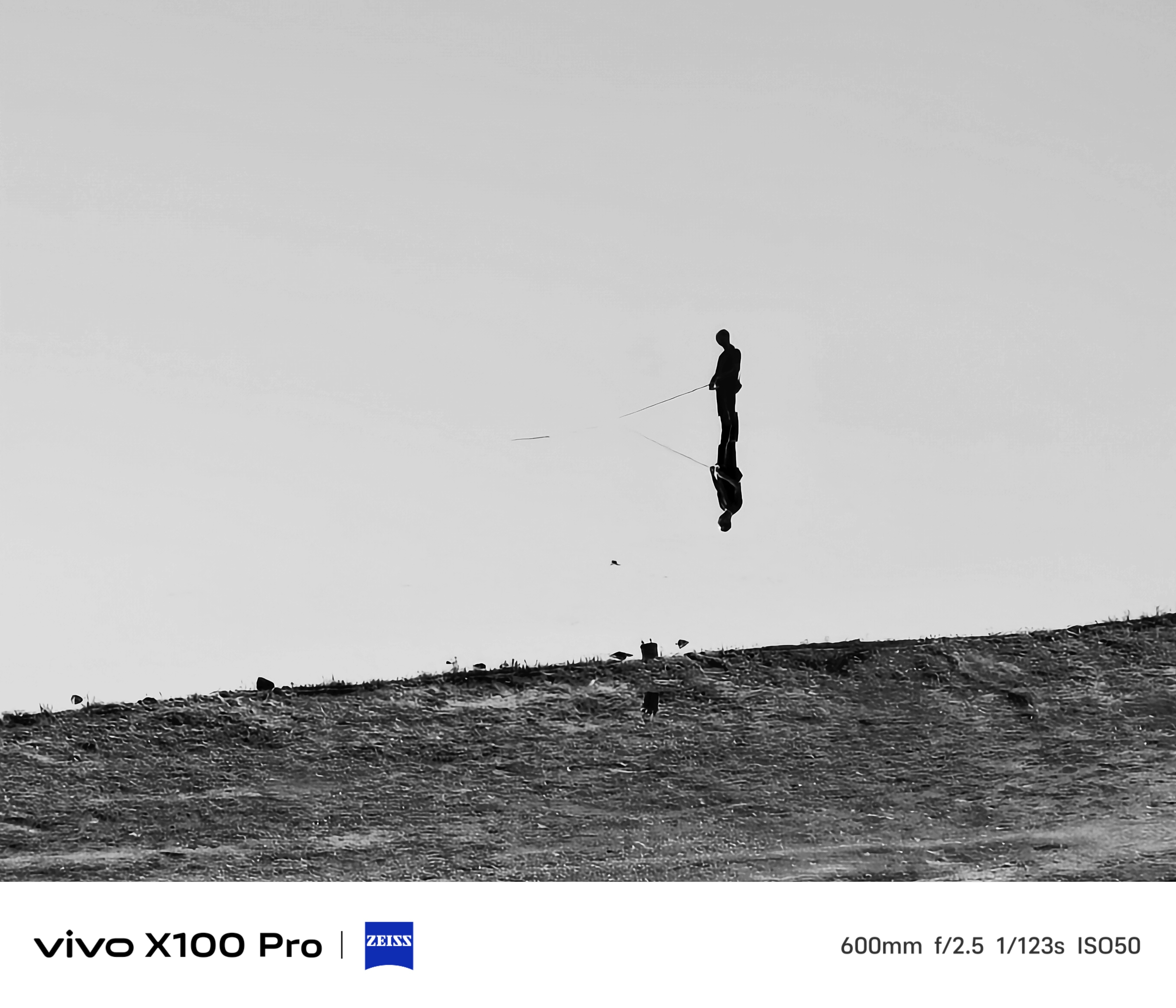 倒影中的孤独一人一竿，静立在湖边，天地仿佛只剩下自己与倒影。此刻，心灵的宁静是最