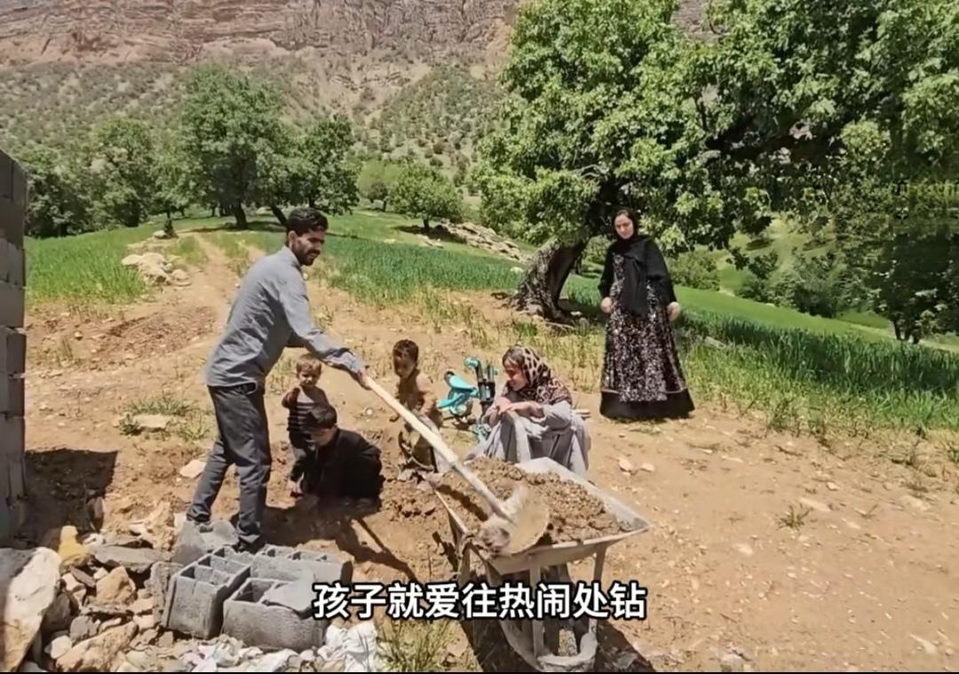 这一家真的是太好了。知道玛丽亚姆一个人带娃不容易。又是帮忙铺地毯，又是铺垫院子。