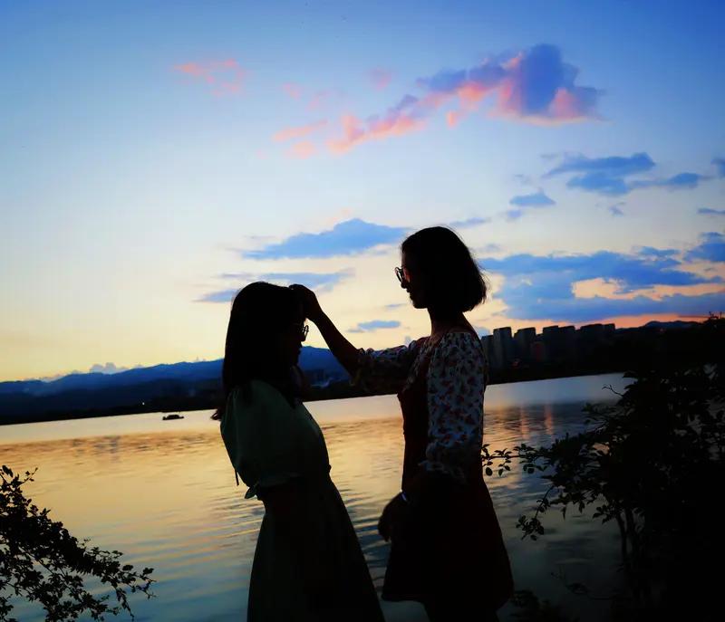 一个爱你的人会舍得不联系你吗？我觉得正常情况下，爱你的人不会主动且毫无缘由地长期