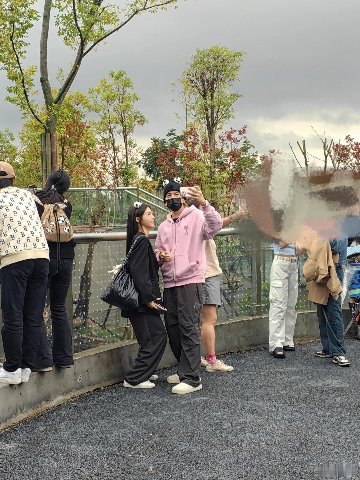 我还停留在他和蔡卓宜之间呢？怎么这下又带着新女友甜蜜游玩动物园了呢[允悲]，时不