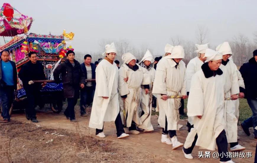 老人去世出殡的时候，到底是儿媳妇走在前面，还是女儿走在前面，这种事情或许大家有很