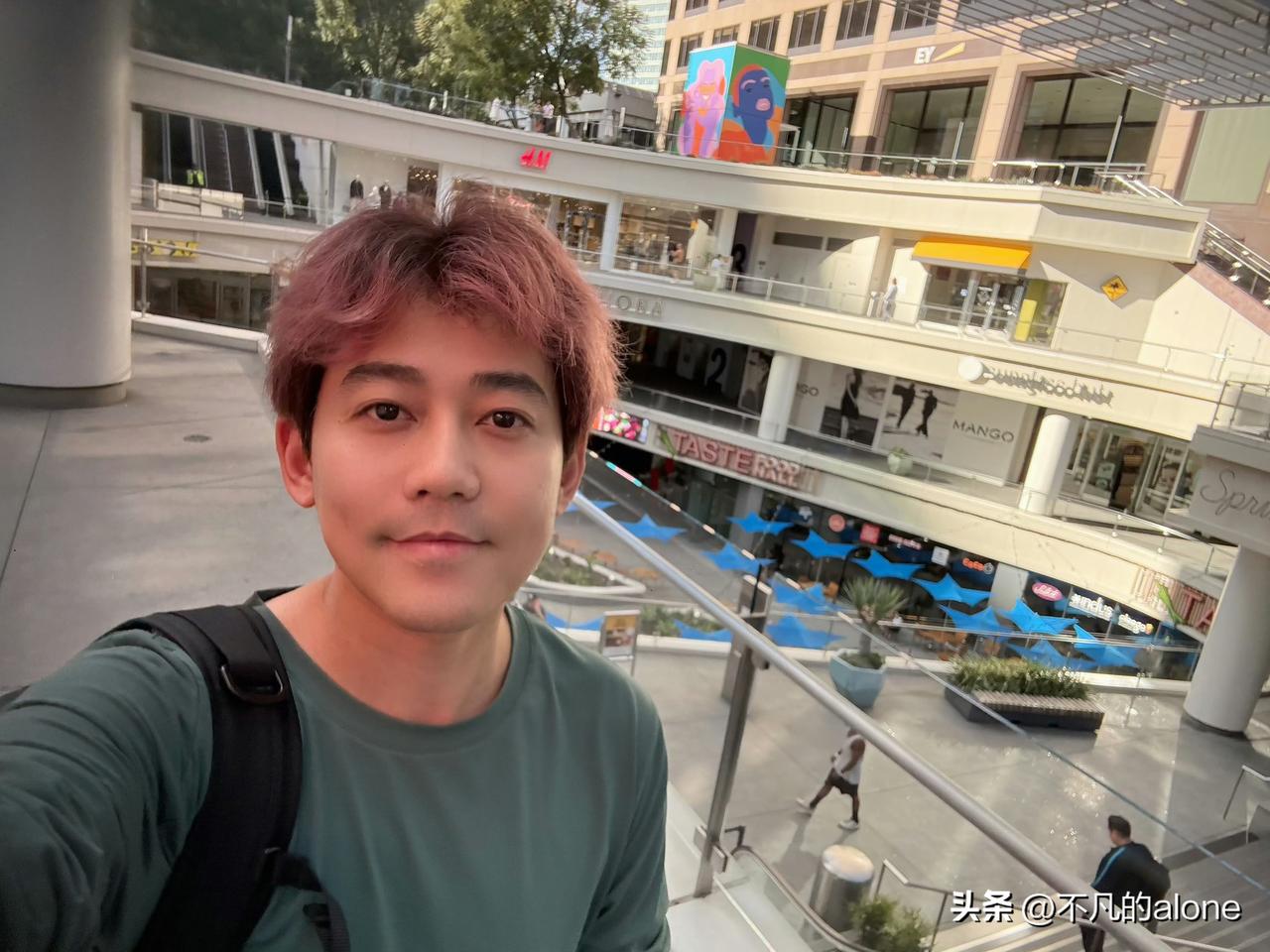 3月13日，苏醒更新生活动态，并配文“现如今能无拘无束的走在街上，看来当初选择不