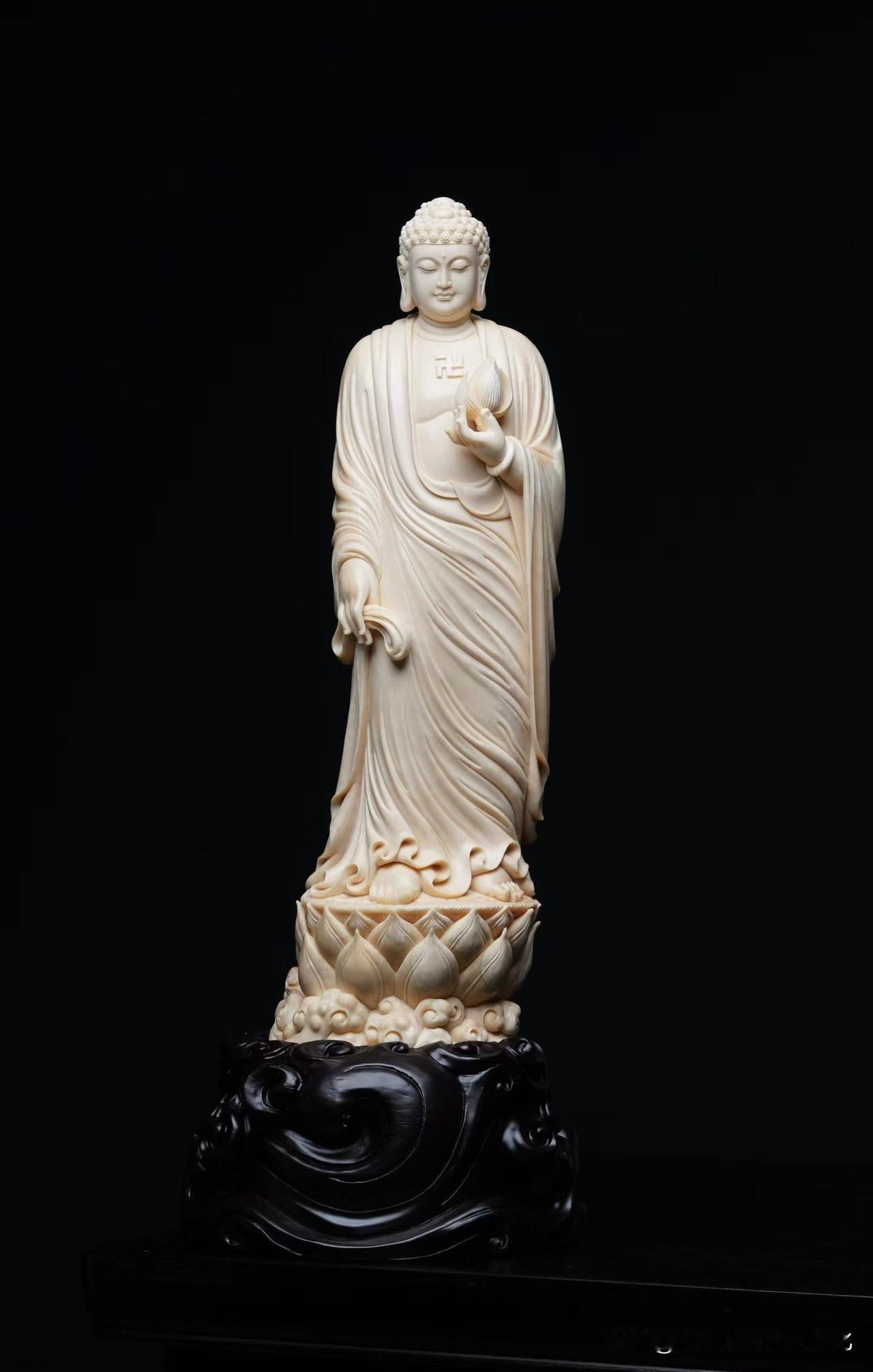 有些佛像，是让人看；有些，是让人慢下来。

这一尊明显是后者。

材质温润细腻，