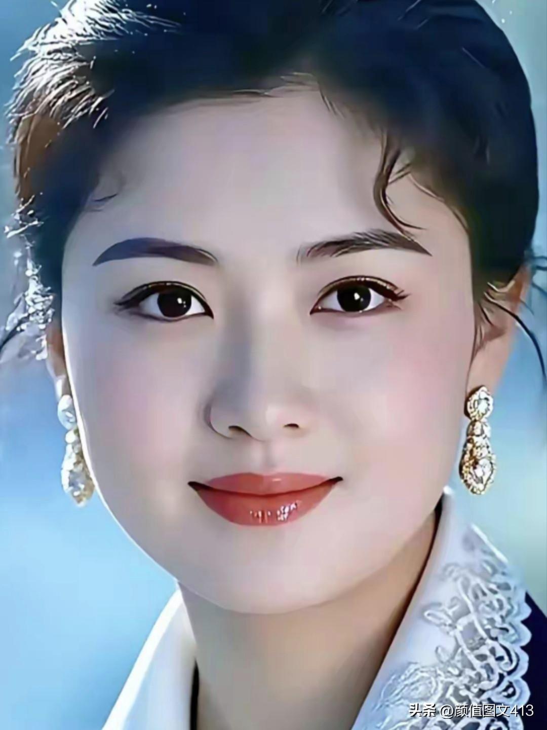 清风拂面，眉眼如画。一袭白裙翩跹，浅笑嫣然间，仿佛世间温柔都落在了她身上。不施粉