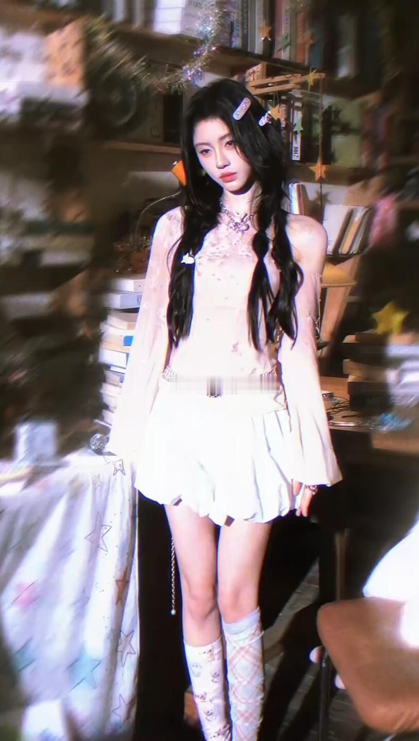 鞠婧祎珍珠腰链 全身照也是非常漂亮