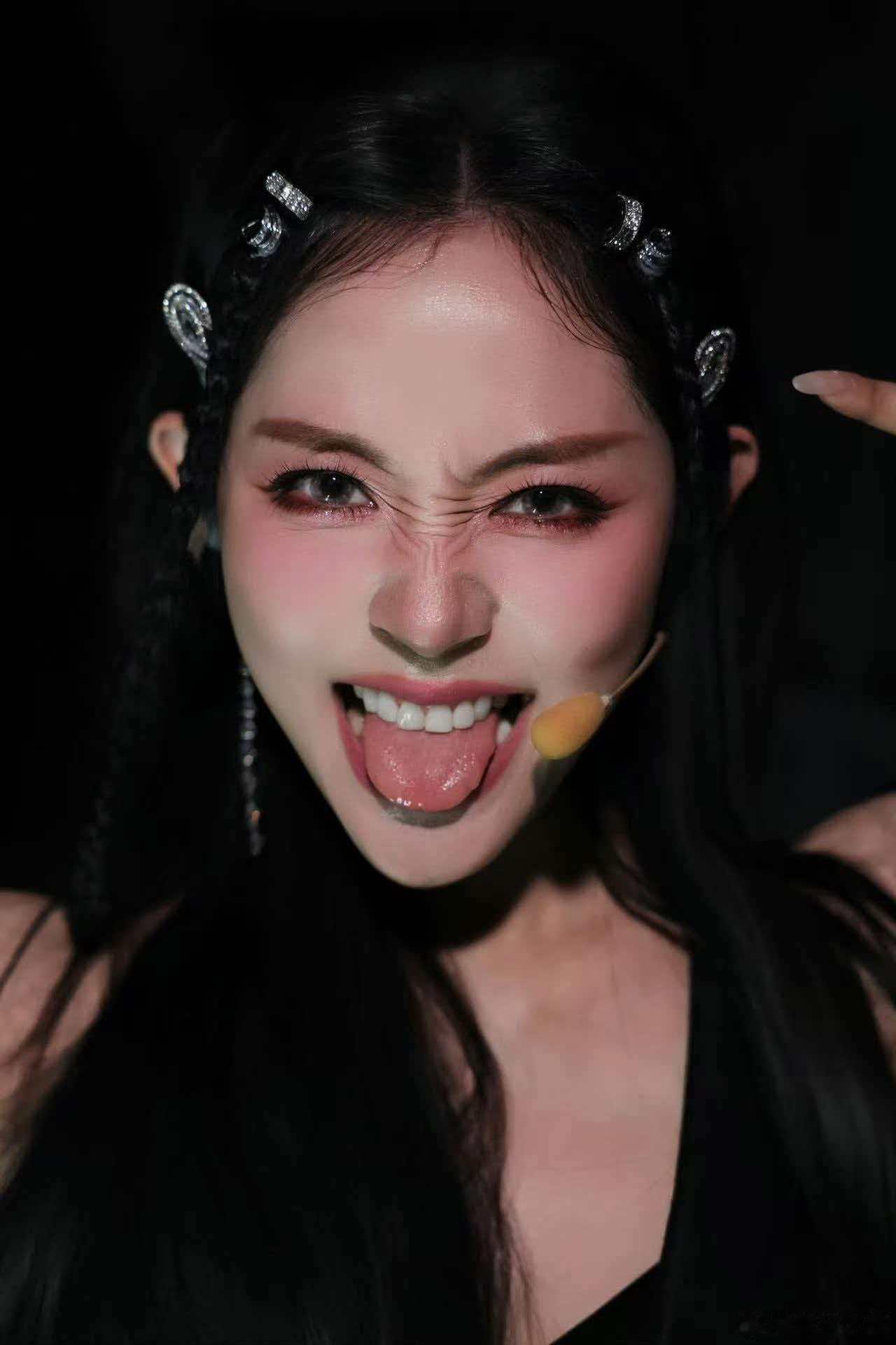 万千惠女团感极强直拍镜头怼脸依旧状态满分在线，体态从容大方没有拘谨感，快慢节奏卡