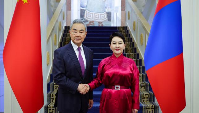 中国和蒙古国谈妥了。6月13日，王毅出现在乌兰巴托。蒙古国总统呼日勒苏赫亲自出面