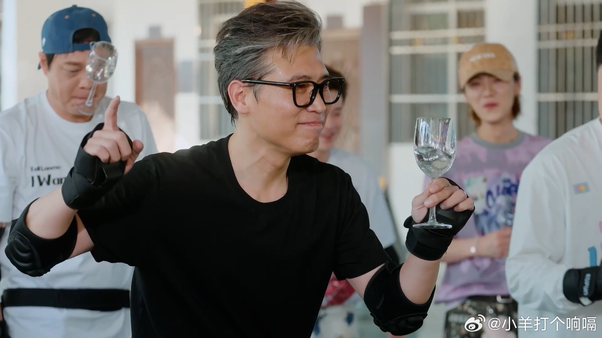 五哈别再虐李乃文了李乃文轮滑嘴里叼水杯 五哈节目组做个人吧，又是高空吊床又是旱冰