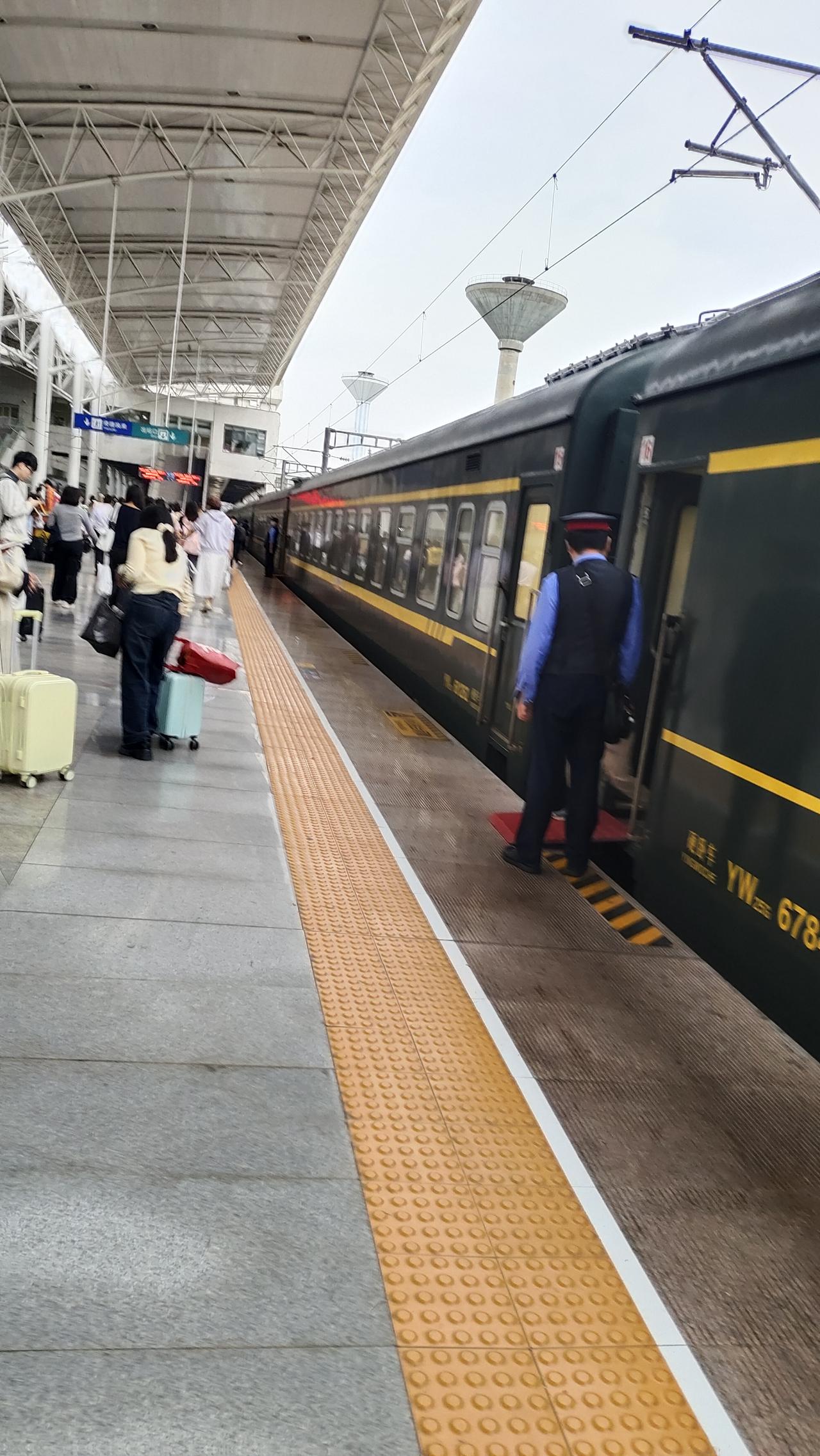 今天坐到了不一样的绿皮火车。
今天返回郑州，坐K4180周口到郑州的列车。上车后