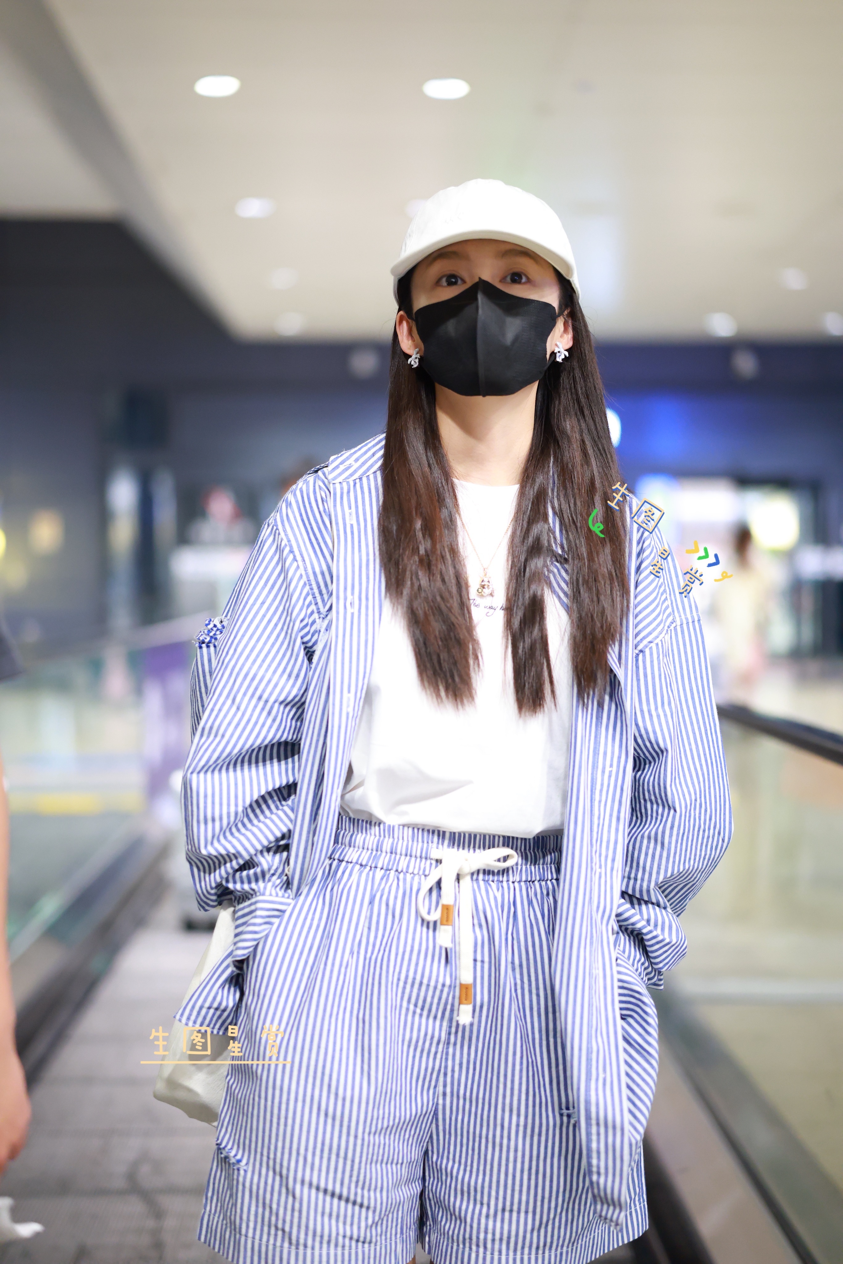 李沁250903sha到达出图，蓝白色系的沁沁，清爽淡雅💙🤍李沁[超话] ​
