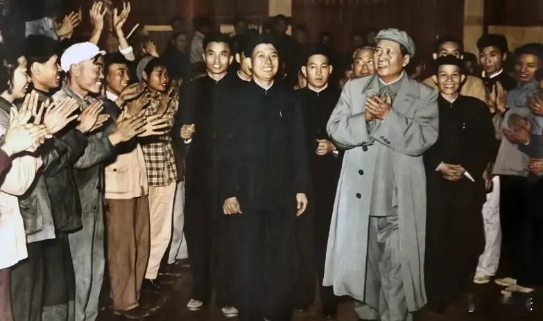 1953年，马寅初向毛主席建议实行计划生育。毛主席勃然大怒，当场否决了他的建议，