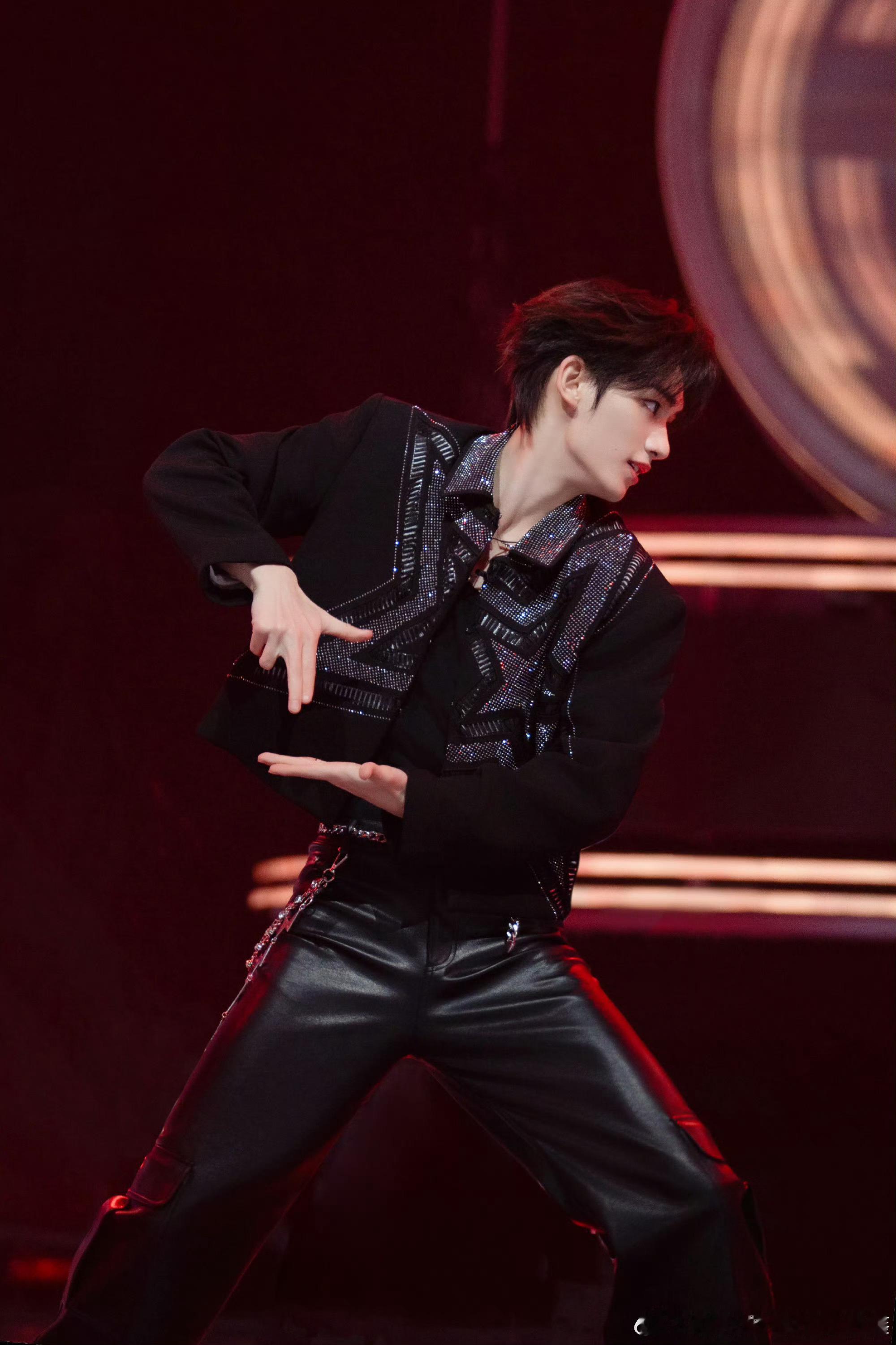 丁程鑫不是地枭，闪钻allblack热舞，帅气值和呆萌感拉满，期待住今晚的