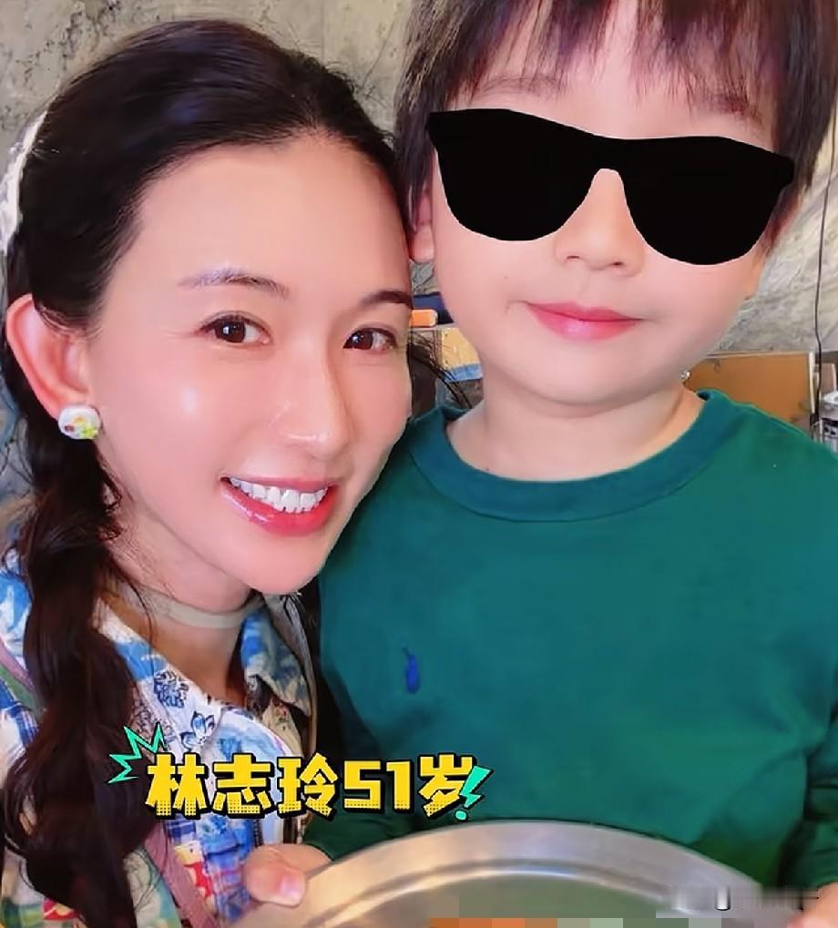 51岁林志玲晒4岁儿子近照，母子同框做披萨，状态少女感十足
 
久少露面的林志玲