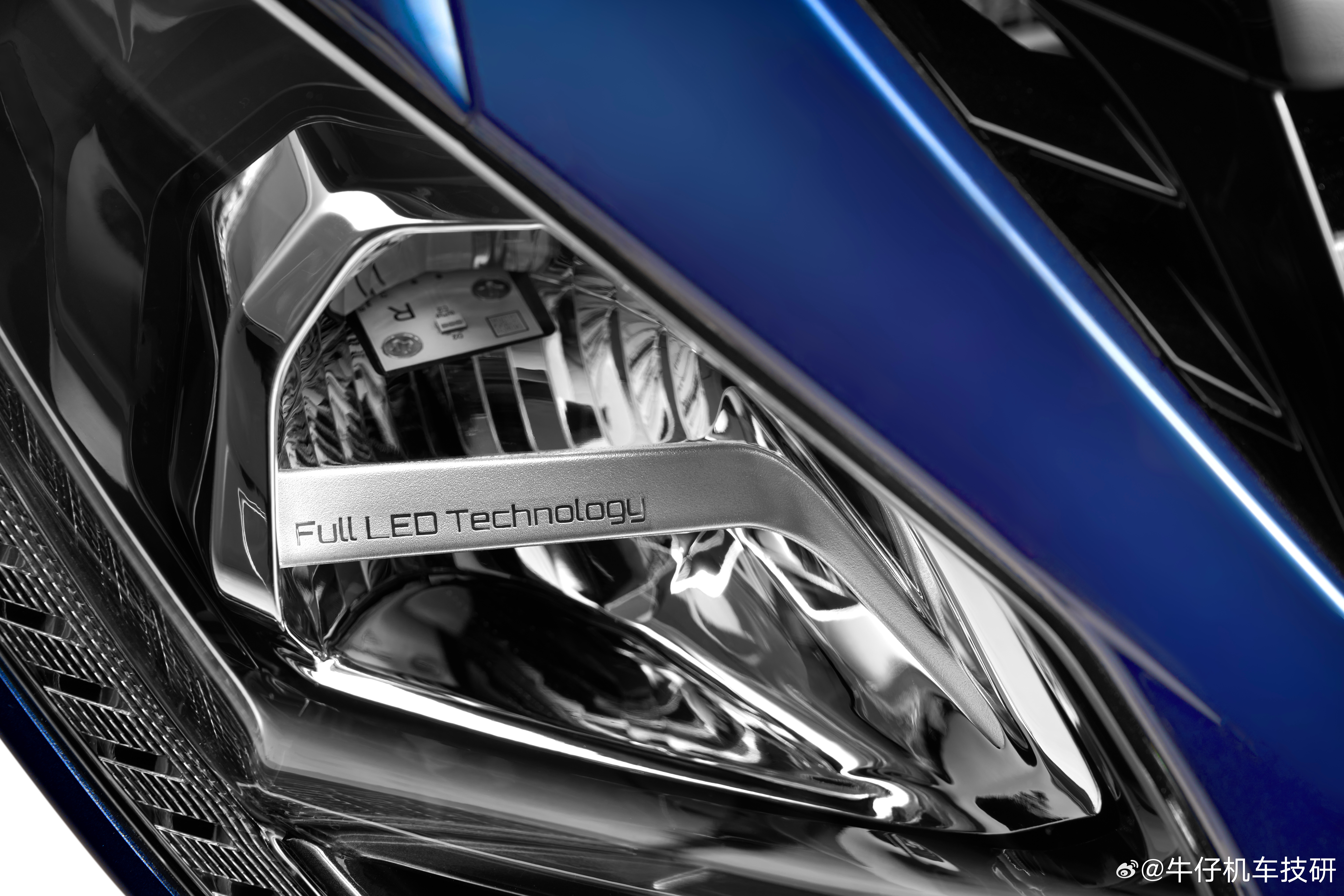 标致211，欧式踏板细节图，主打一个另类！或者说你可以认为法系车很丑，但是他们的