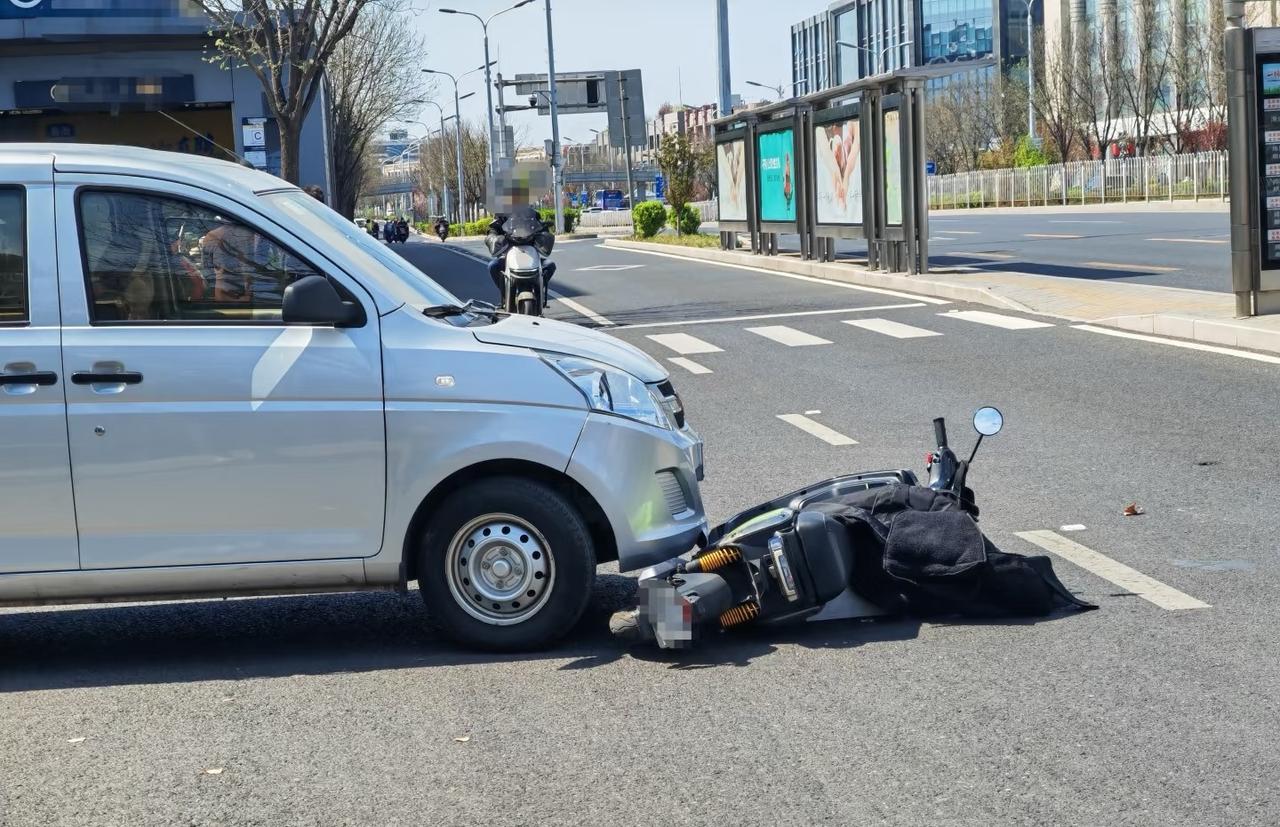 又一起车祸
汽车出路口上辅路，电动自行车逆行行驶，咣的一声撞上了，电动自行车被死