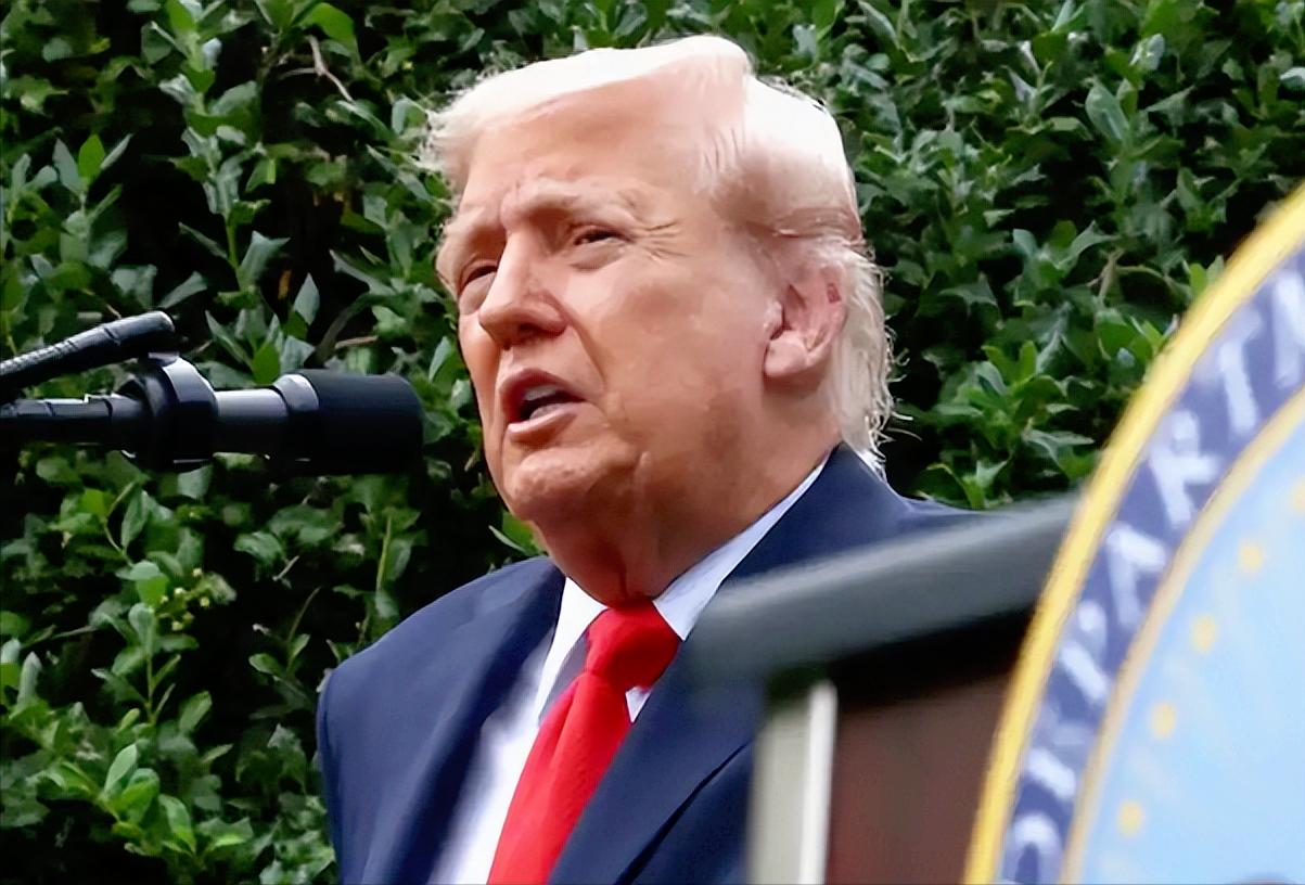 美国突然甩出一记“重磅操作”，特朗普签字敲定2026财年国防法案，9010亿美元