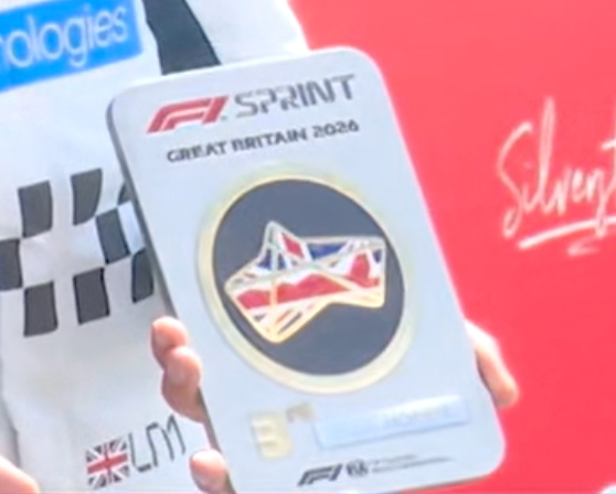 冲刺赛奖杯的背景动画把BRITAIN拼错了好在奖杯本身是对的F12026F1英国