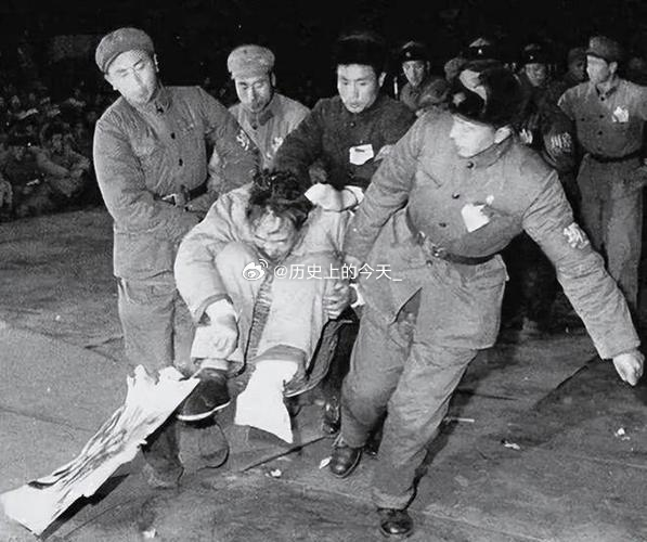 #文史老照片#总参谋长兼军委秘书长、公安部长的罗瑞卿，一米八的·个·子，人称罗长