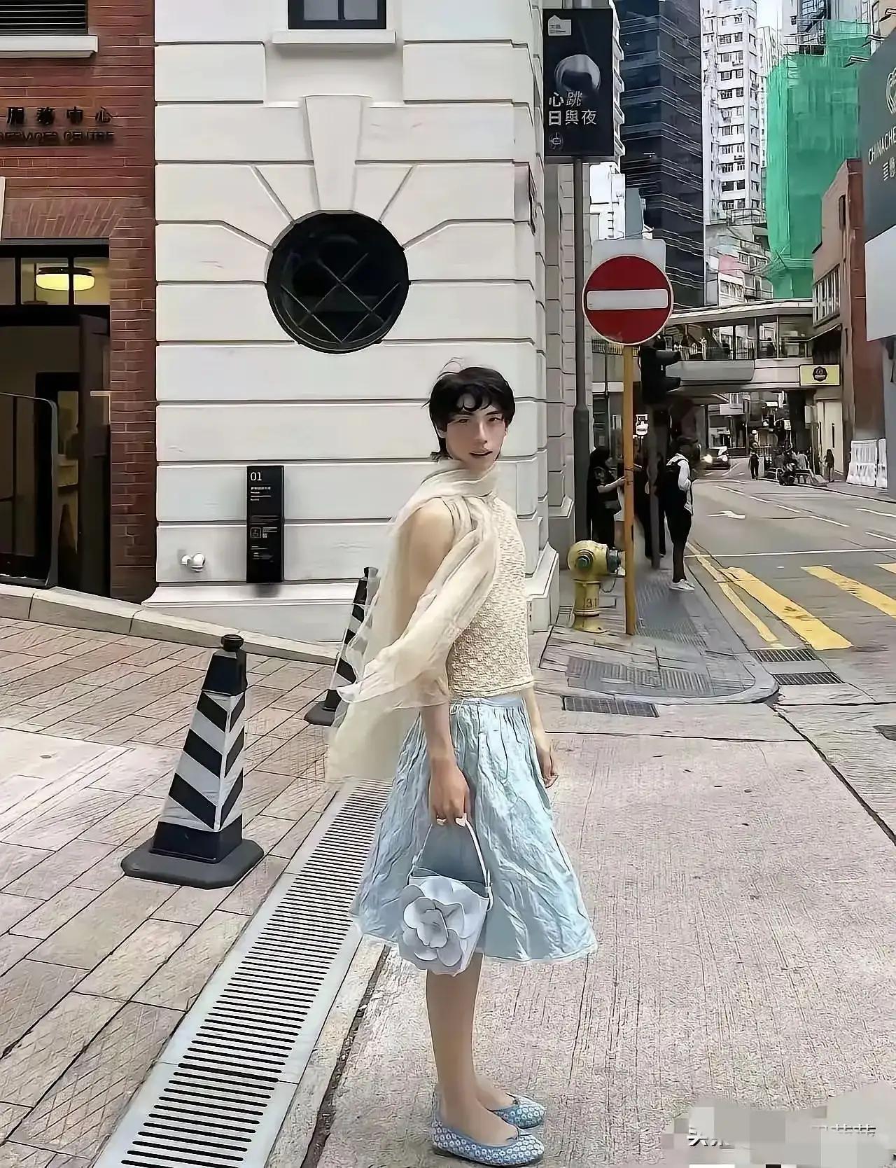 伊能静怎么能让自己儿子打扮成这个模样。