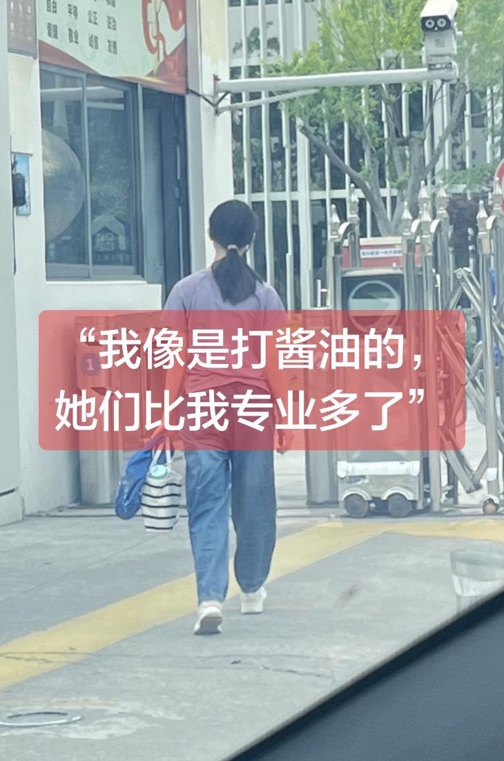 女儿，
昨天你代表学校去参加区里的艺术单项比赛。

回来的路上，你跟我说：
“她