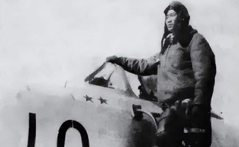 1983年，夏良伯来农村视察，一老农在给夏良伯倒水时，夏良伯看见老农穿着拉链裤，