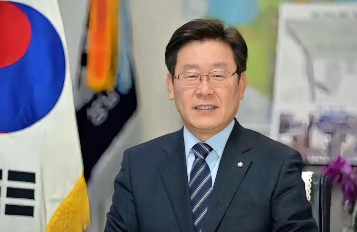 3月16号韩国彻底沸腾了，韩国总统李在明的支持率，连着两周一路猛涨，直接冲到了6