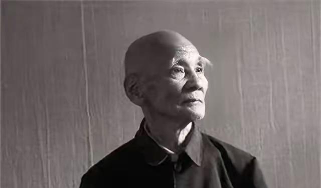 1946年，6000解放军被三万敌人包围，为了不泄露机密，旅长吴诚忠下令烧毁全部