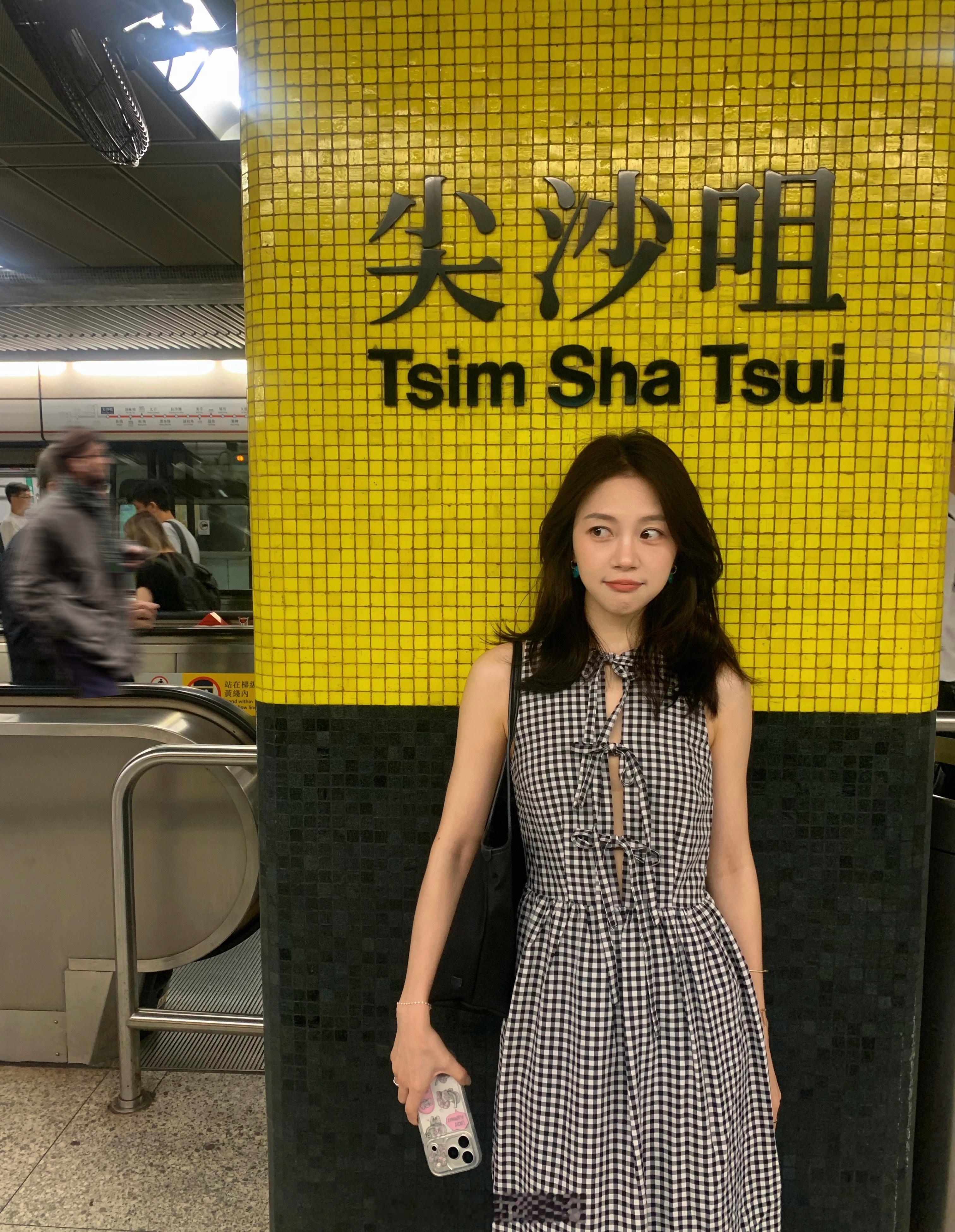 消费升级，香港地铁随处可见最新款iPhone！ ​​​