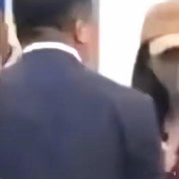 这边厢，黄晓明和叶珂的生活乱成一团麻，​那边边，杨颖在日本街头悠哉游哉地逛着，​