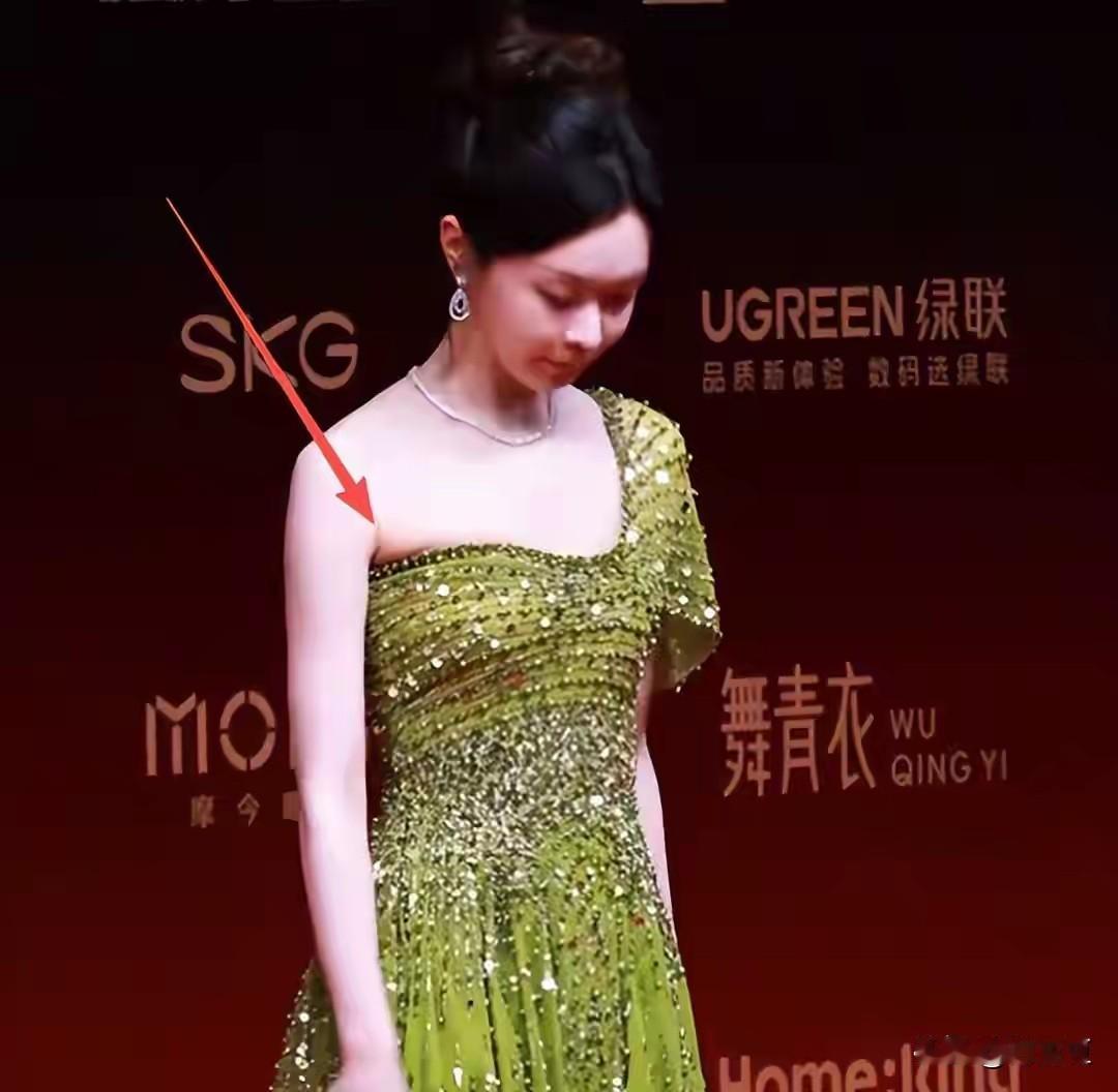 有报道说厦门红毯成了修罗场，“见光死”，说宋轶副乳尴尬，高圆圆皮松肉垮，王丽坤脸