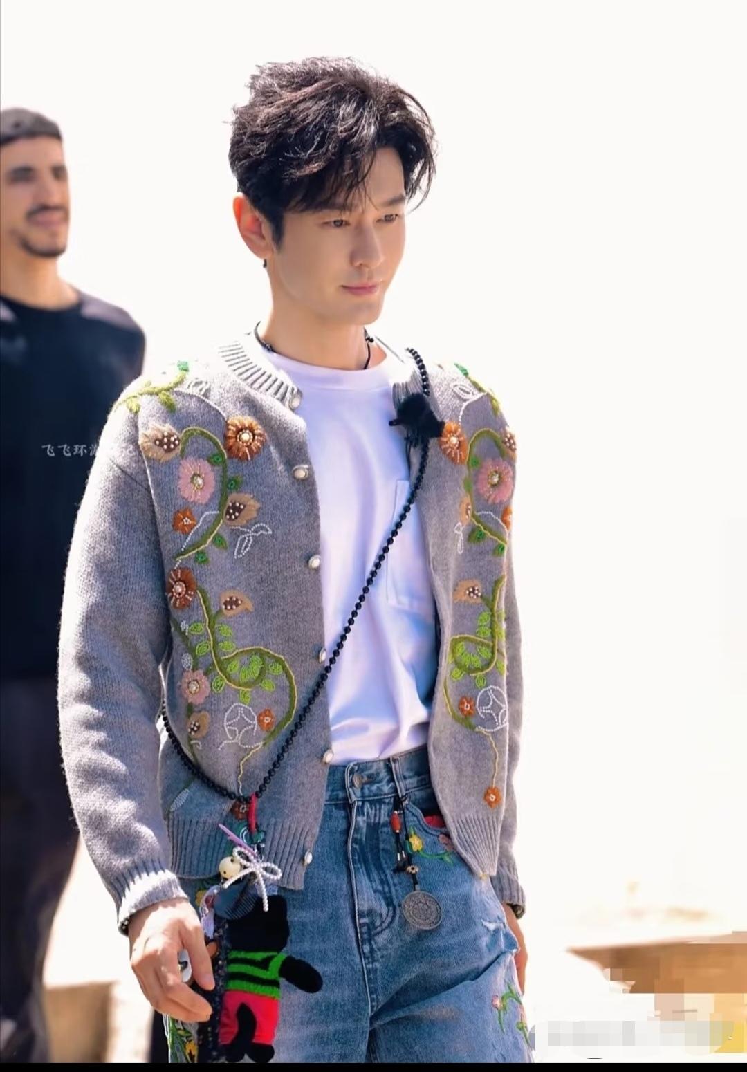 黄晓明，明明是个帅气的硬汉，愣是把自己整成个花美男。