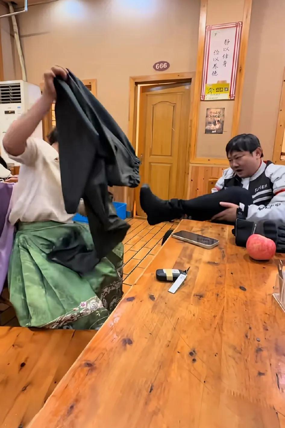 张雪：这就是我的家庭地位，看到没? 有人专门伺候脱裤子，洗衣服，一句怨言没有！