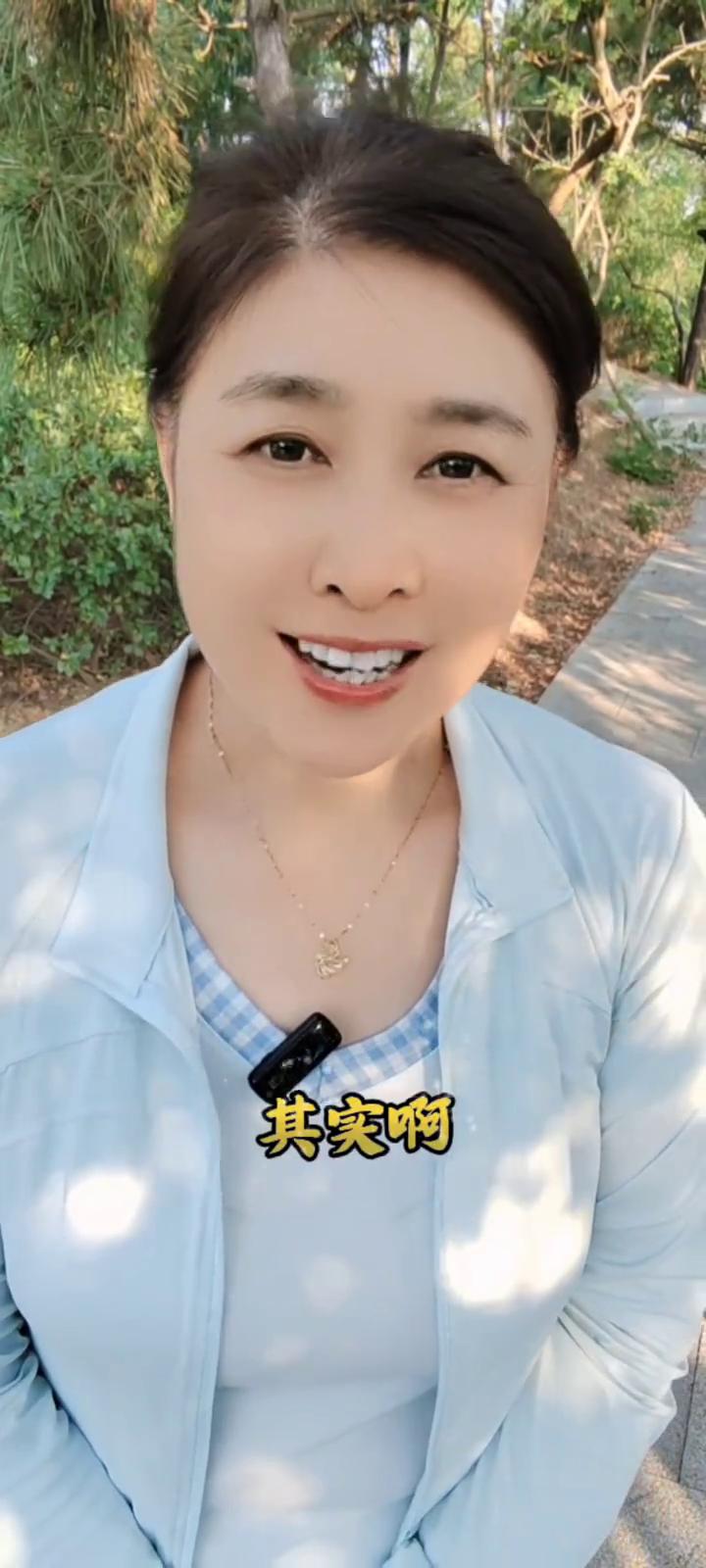真正让人甘愿追随的，而是骨子里的气质，从来不是颜值。
其实你真的不知道自己有多受