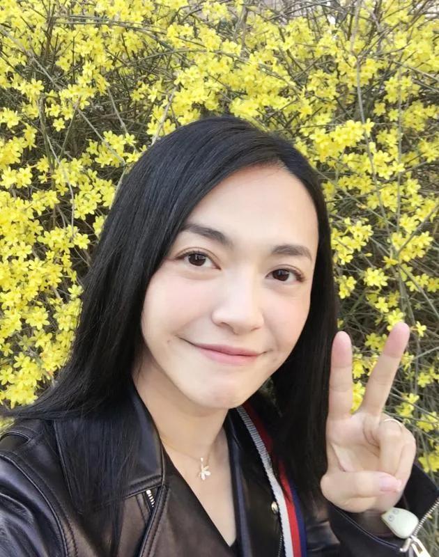 姚晨那句“结婚七八年还激情似火挺吓人”，当年听着就有点儿不对劲。
她嘴上说婚姻会